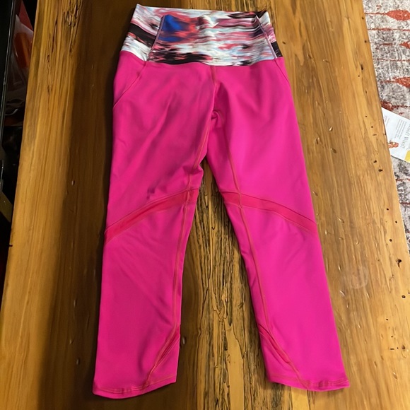 🎉Lululemon Hot Pink Capris Leggings! Like New! - Picture 2 of 4